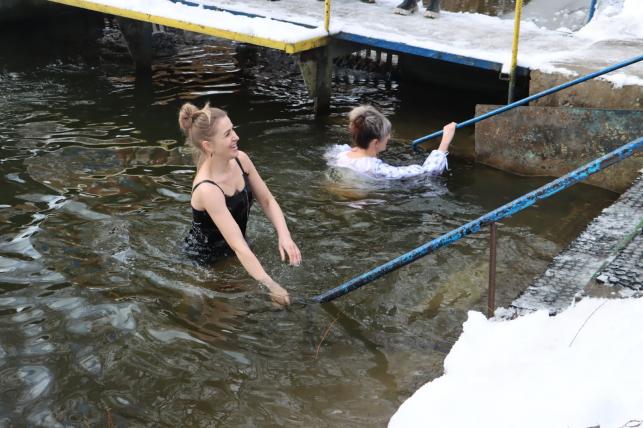 Новини Тернополя - фото з Тернополяни занурюються у крижану воду на Водохреща: шукайте себе та знайомих на фото!