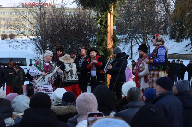 Новини Тернополя - фото з Освячували воду та водили Маланку: у парку Шевченка провели молебінь