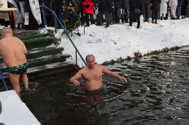 Новини Тернополя - фото з Тернополяни занурюються у крижану воду на Водохреща: шукайте себе та знайомих на фото!