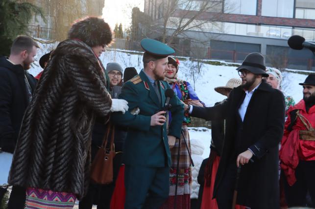 Новини Тернополя - фото з Освячували воду та водили Маланку: у парку Шевченка провели молебінь