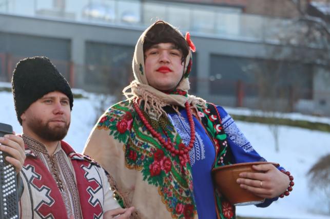 Новини Тернополя - фото з Освячували воду та водили Маланку: у парку Шевченка провели молебінь