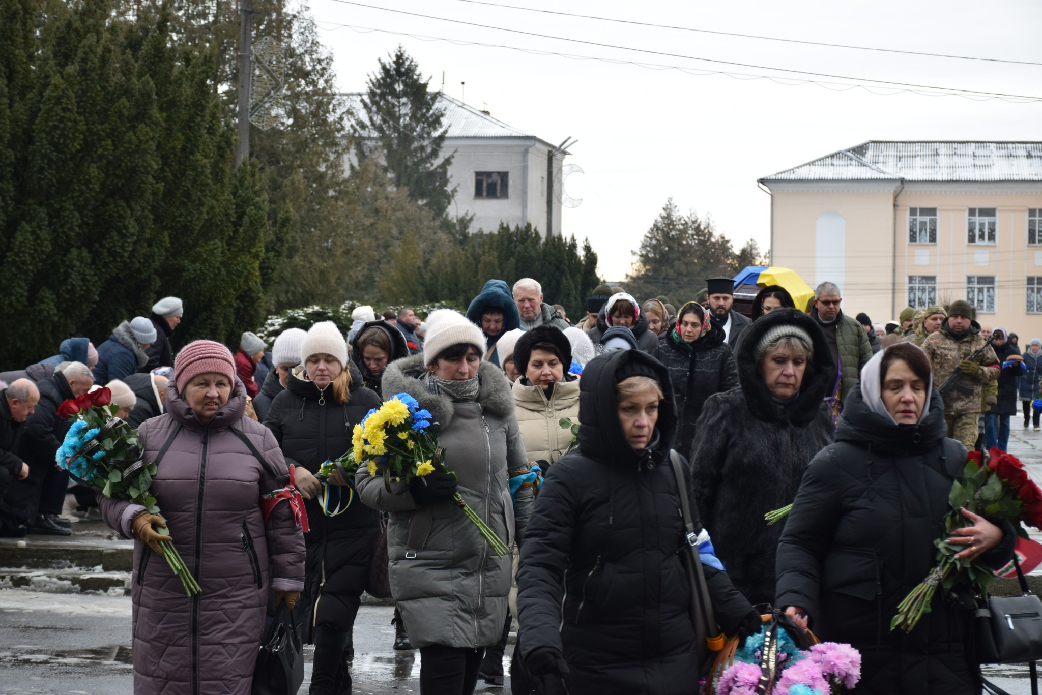 Новини Хмельницького - фото з На війні загинув батько двох доньок Віктор Качоровський з Хмельниччини На зображенні може бути: 3 людини та текст