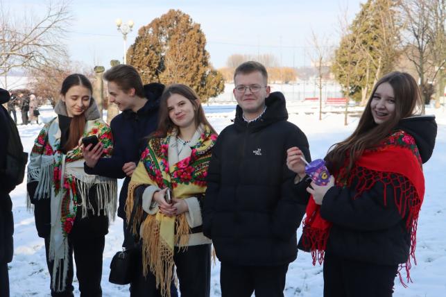 Новини Тернополя - фото з Освячували воду та водили Маланку: у парку Шевченка провели молебінь