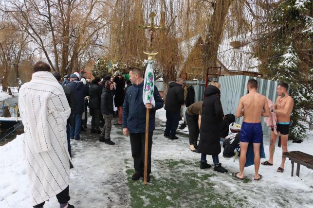 Новини Тернополя - фото з Тернополяни занурюються у крижану воду на Водохреща: шукайте себе та знайомих на фото!