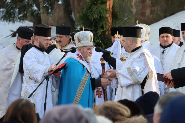 Новини Тернополя - фото з Освячували воду та водили Маланку: у парку Шевченка провели молебінь