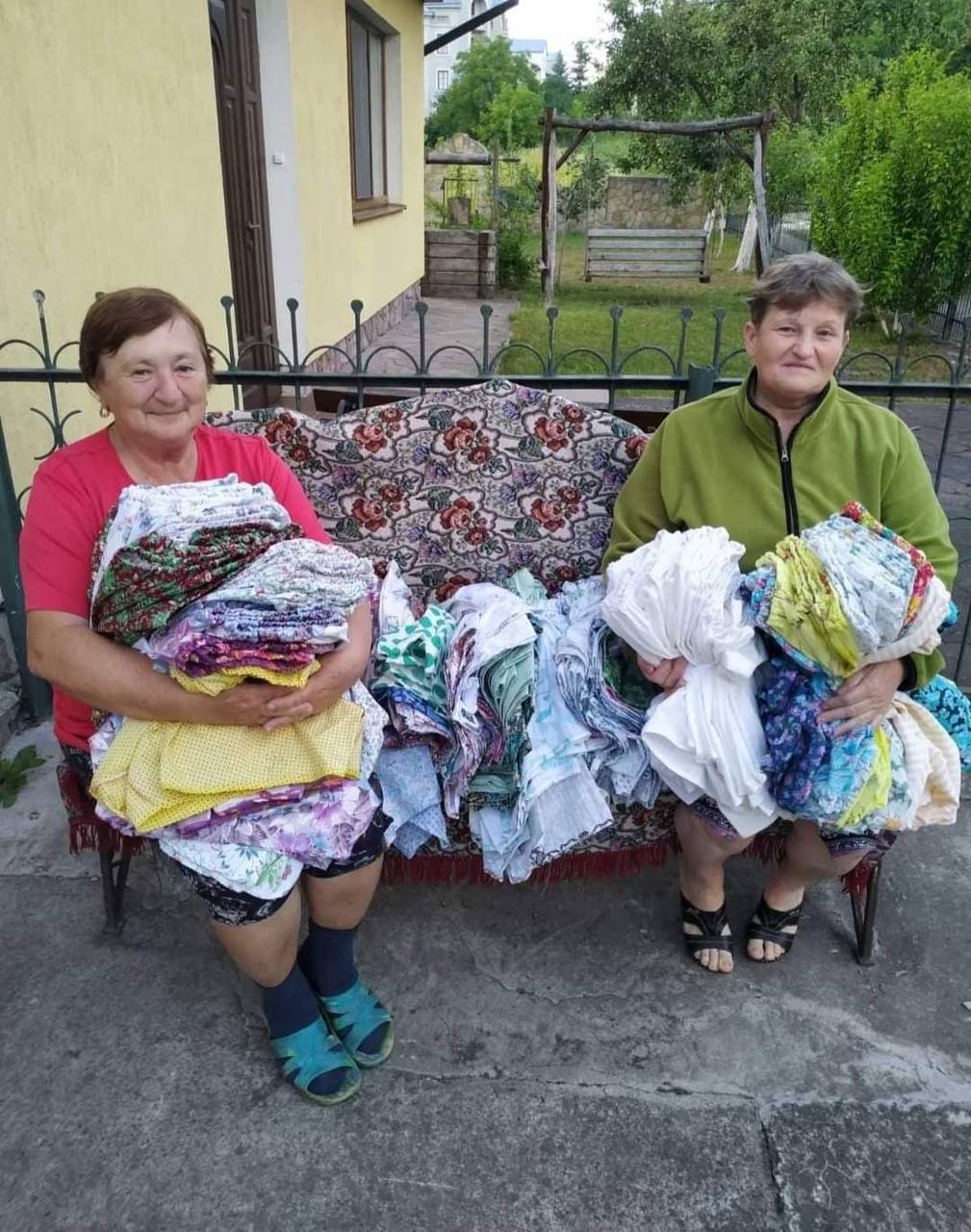 Новини Тернополя - фото з Понад 7 000 комплектів спіднього за пів року: волонтери Березовиці та Тернополя шиють одяг для бійців