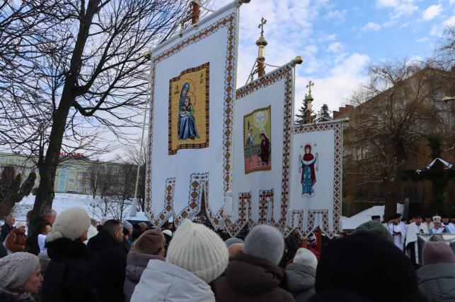 Новини Тернополя - фото з Освячували воду та водили Маланку: у парку Шевченка провели молебінь