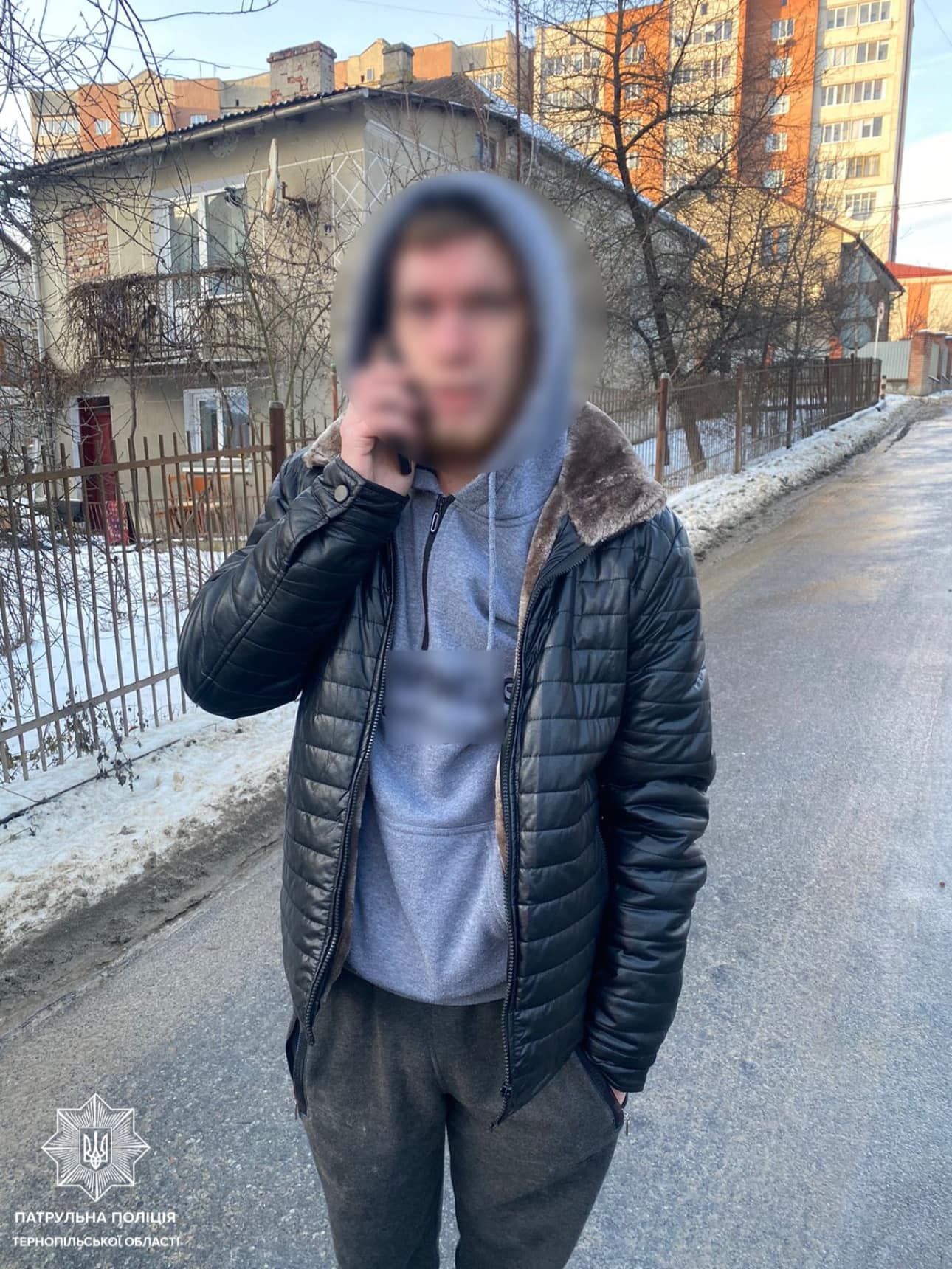 На зображенні може бути: 1 особа, вулиця та текст