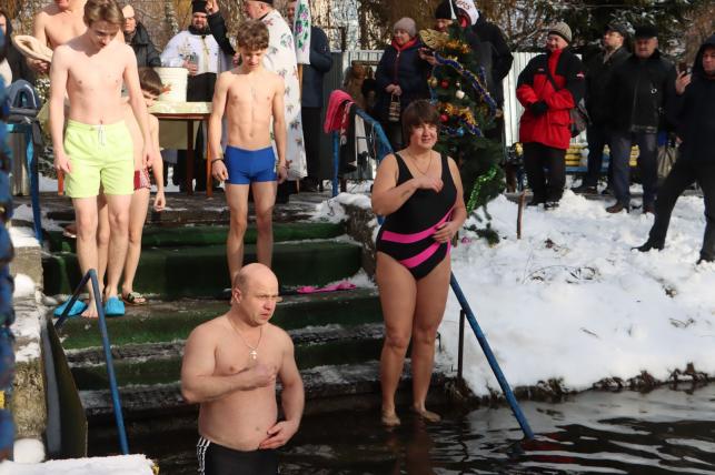Новини Тернополя - фото з Тернополяни занурюються у крижану воду на Водохреща: шукайте себе та знайомих на фото!