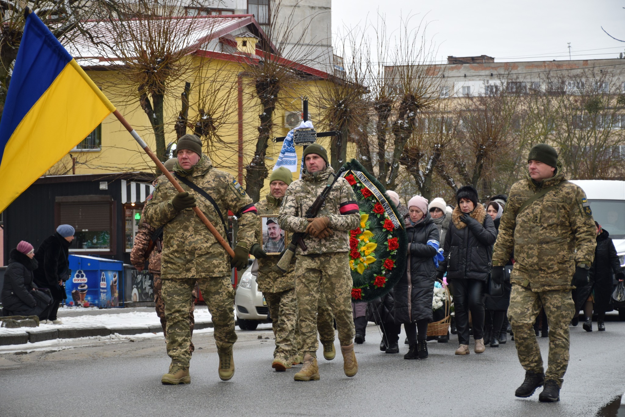 Новини Хмельницького - фото з На війні загинув батько двох доньок Віктор Качоровський з Хмельниччини На зображенні може бути: 12 людей, Бранденбурзькі ворота та текст