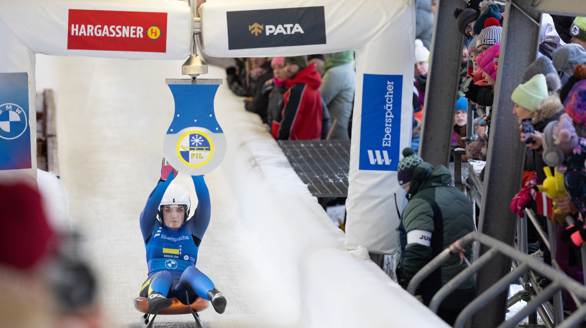 Новини Тернополя - фото з Кременецькі спортсмени у складі Збірної України вибороли історичну бронзу в Кубку світу На зображенні може бути: 3 людини, натовп, гірськолижний схил та текст