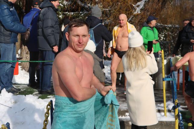 Новини Тернополя - фото з Тернополяни занурюються у крижану воду на Водохреща: шукайте себе та знайомих на фото!