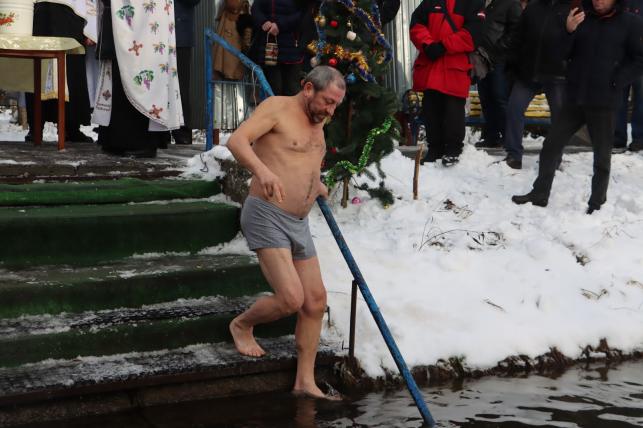 Новини Тернополя - фото з Тернополяни занурюються у крижану воду на Водохреща: шукайте себе та знайомих на фото!