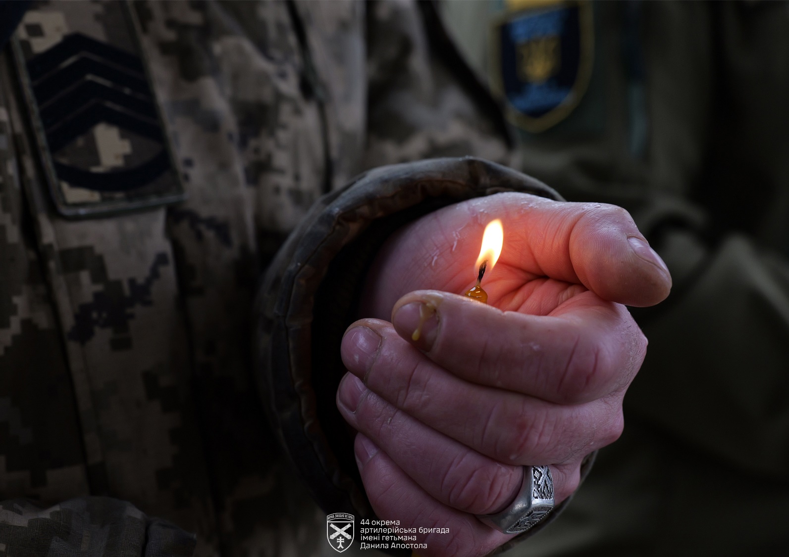 На зображенні може бути: 1 особа, запальничка, вогонь та текст