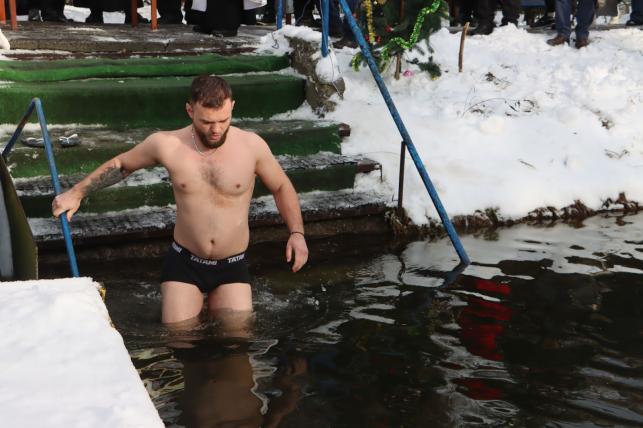 Новини Тернополя - фото з Тернополяни занурюються у крижану воду на Водохреща: шукайте себе та знайомих на фото!