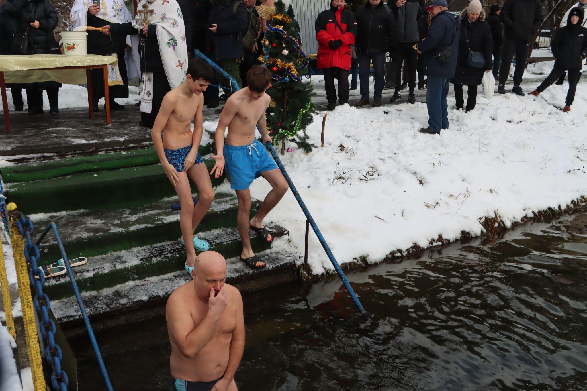 Новини Тернополя - фото з Тернополяни занурюються у крижану воду на Водохреща: шукайте себе та знайомих на фото!