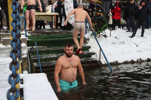 Новини Тернополя - фото з Тернополяни занурюються у крижану воду на Водохреща: шукайте себе та знайомих на фото!
