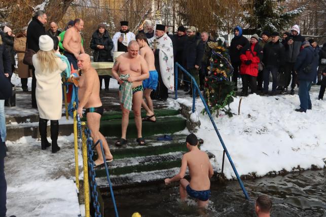 Новини Тернополя - фото з Тернополяни занурюються у крижану воду на Водохреща: шукайте себе та знайомих на фото!