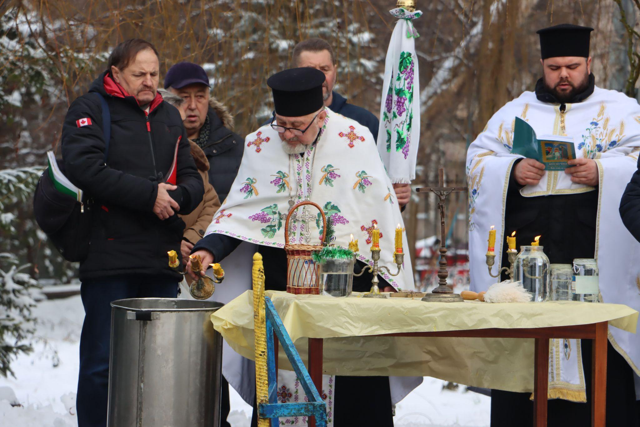 Новини Тернополя - фото з Тернополяни занурюються у крижану воду на Водохреща: шукайте себе та знайомих на фото!