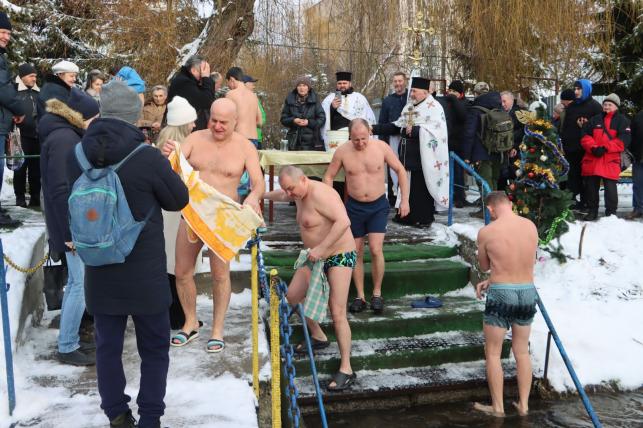 Новини Тернополя - фото з Тернополяни занурюються у крижану воду на Водохреща: шукайте себе та знайомих на фото!