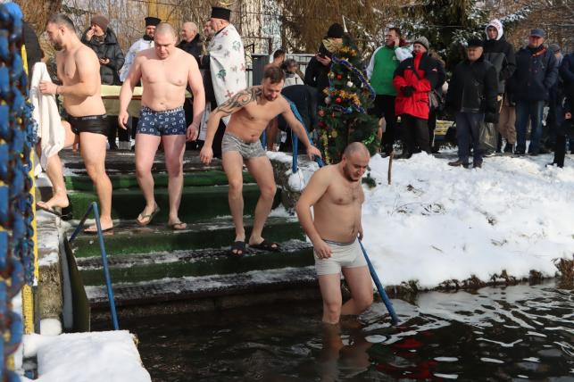 Новини Тернополя - фото з Тернополяни занурюються у крижану воду на Водохреща: шукайте себе та знайомих на фото!