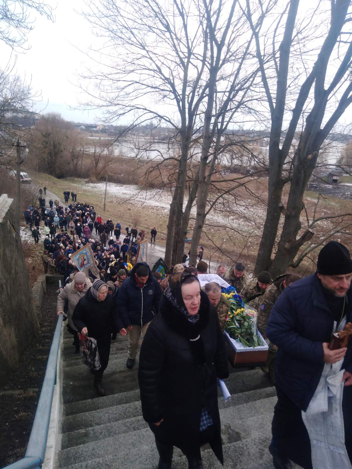 Новини Хмельницького - фото з Загинули п’ятеро військових з Хмельниччини. Що про них відомо На зображенні може бути: 3 людини та натовп