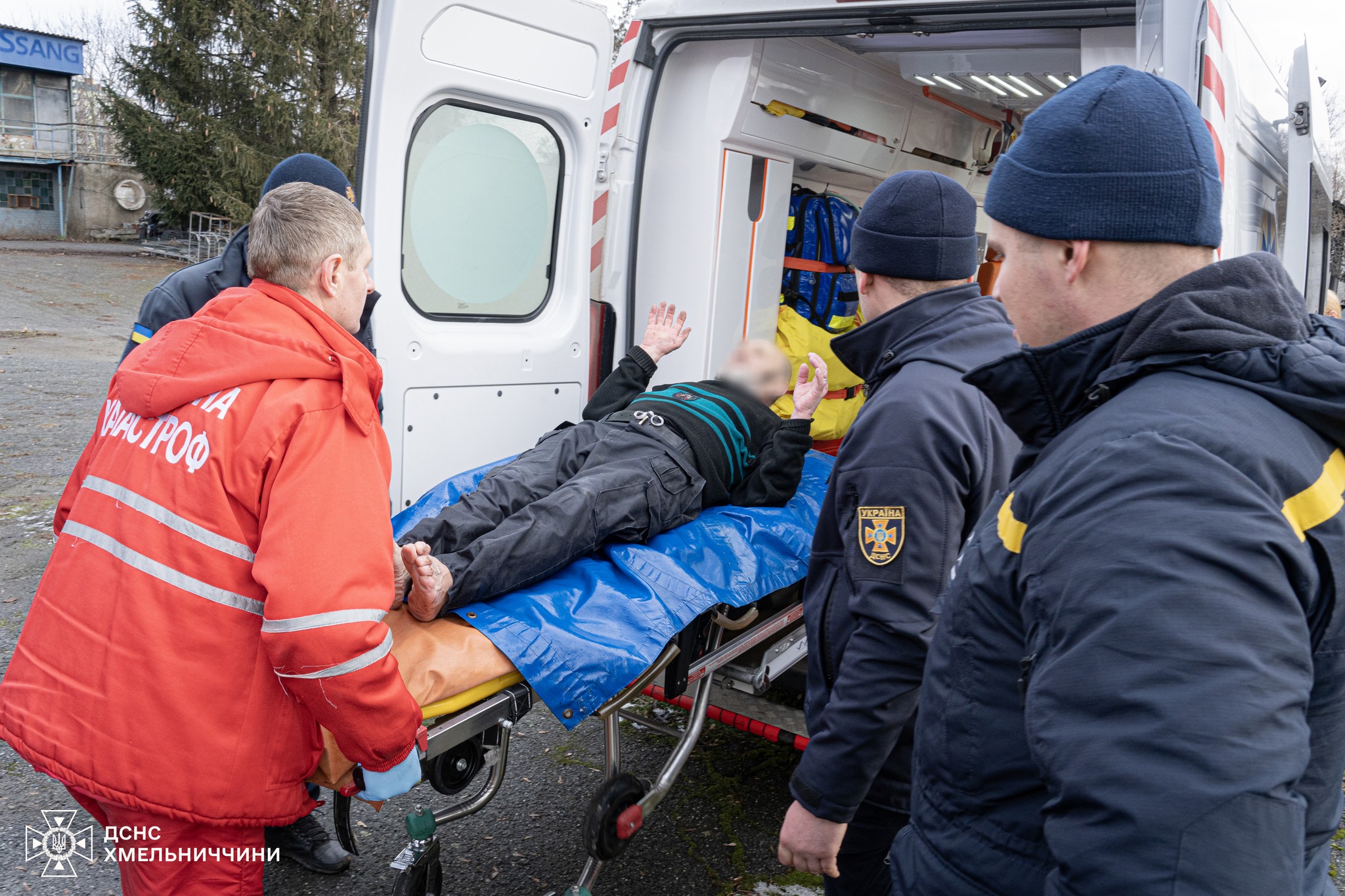 Новини Хмельницького - фото з На Південному Бузі двоє рибалок провалилися під лід (ФОТО, ВІДЕО) На зображенні може бути: 5 людей, швидка допомога та текст