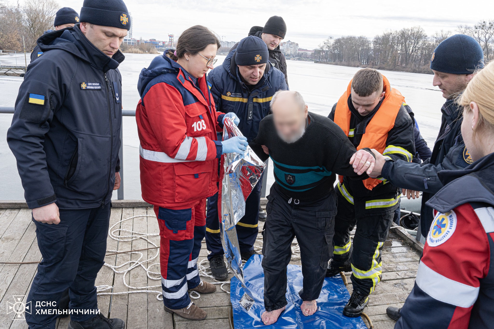 Новини Хмельницького - фото з На Південному Бузі двоє рибалок провалилися під лід (ФОТО, ВІДЕО) На зображенні може бути: 6 людей та текст