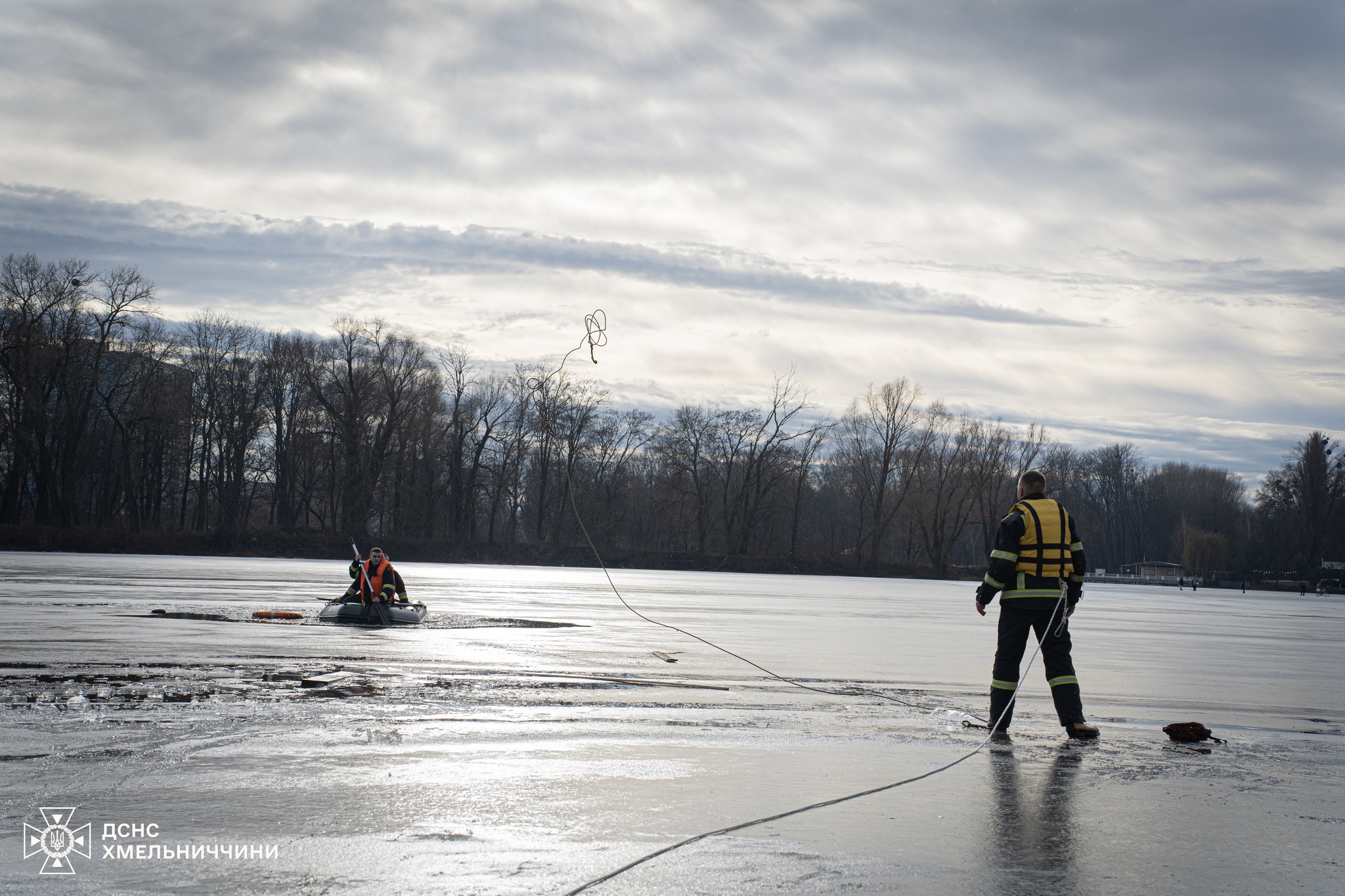 Новини Хмельницького - фото з На Південному Бузі двоє рибалок провалилися під лід (ФОТО, ВІДЕО) На зображенні може бути: 2 людини, арктика та текст