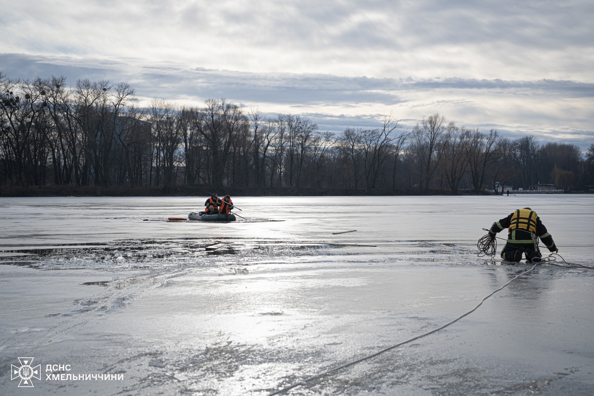 Новини Хмельницького - фото з На Південному Бузі двоє рибалок провалилися під лід (ФОТО, ВІДЕО) На зображенні може бути: 4 людини, гідроцикл, арктика та текст