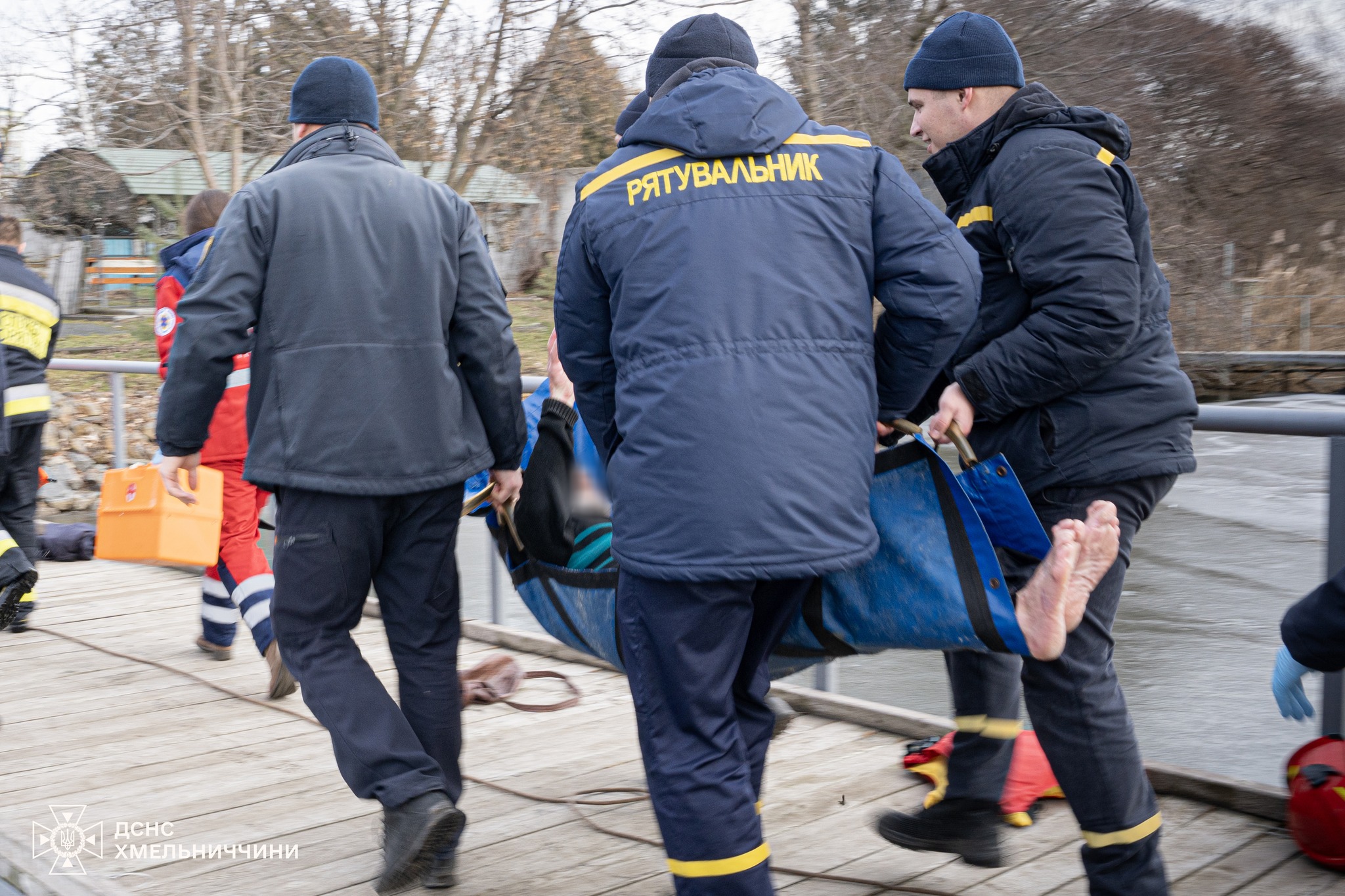 Новини Хмельницького - фото з На Південному Бузі двоє рибалок провалилися під лід (ФОТО, ВІДЕО) На зображенні може бути: 4 людини та текст