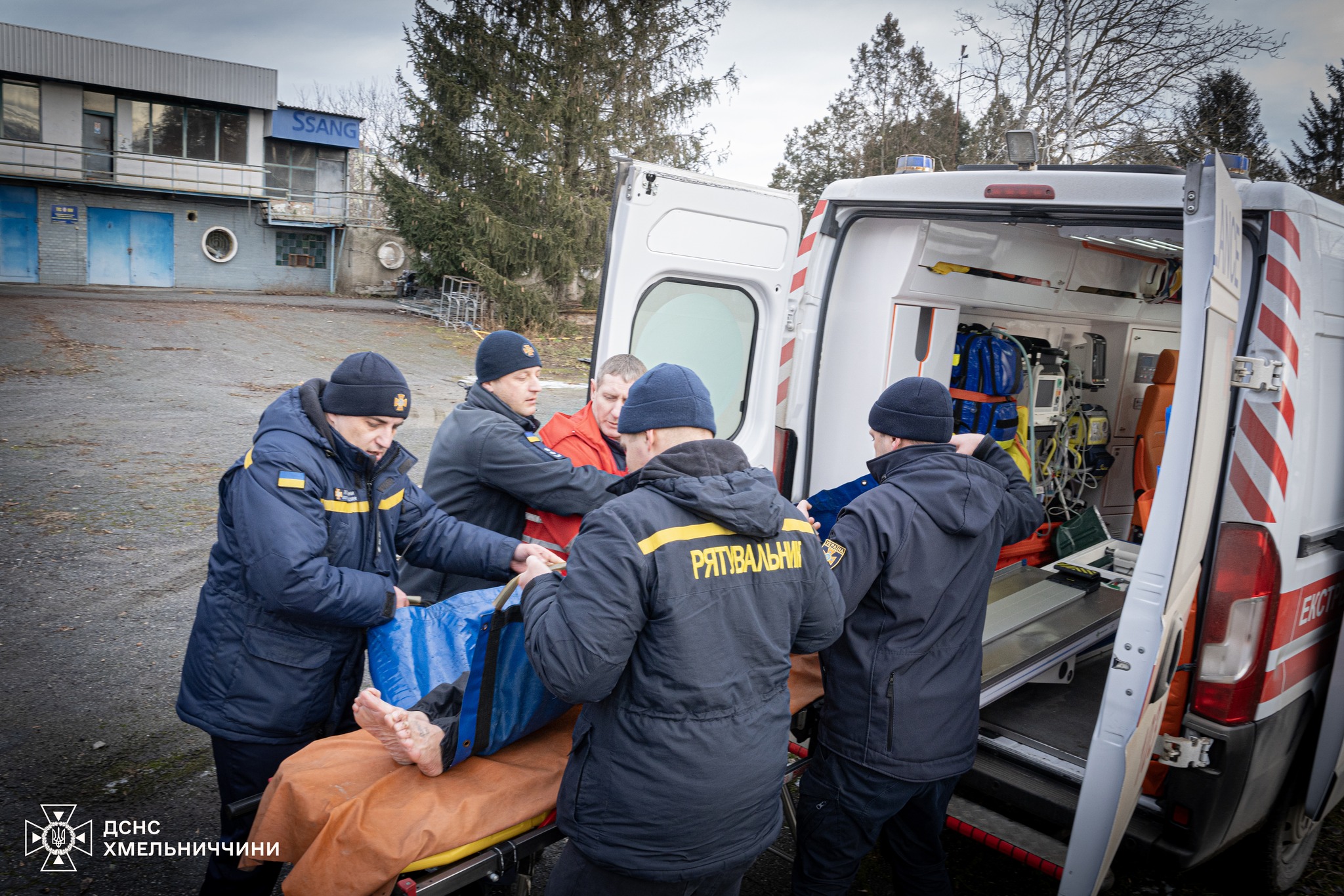 Новини Хмельницького - фото з На Південному Бузі двоє рибалок провалилися під лід (ФОТО, ВІДЕО) На зображенні може бути: 3 людини, швидка допомога та текст