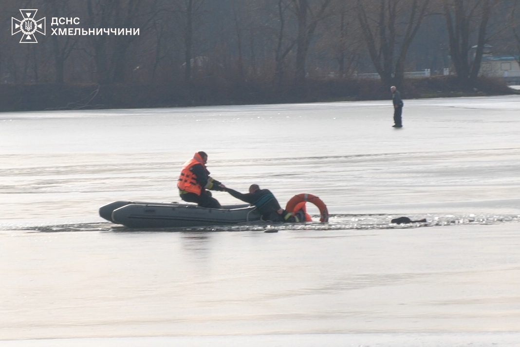 Новини Хмельницького - фото з На Південному Бузі двоє рибалок провалилися під лід (ФОТО, ВІДЕО) На зображенні може бути: 3 людини, каяк та текст