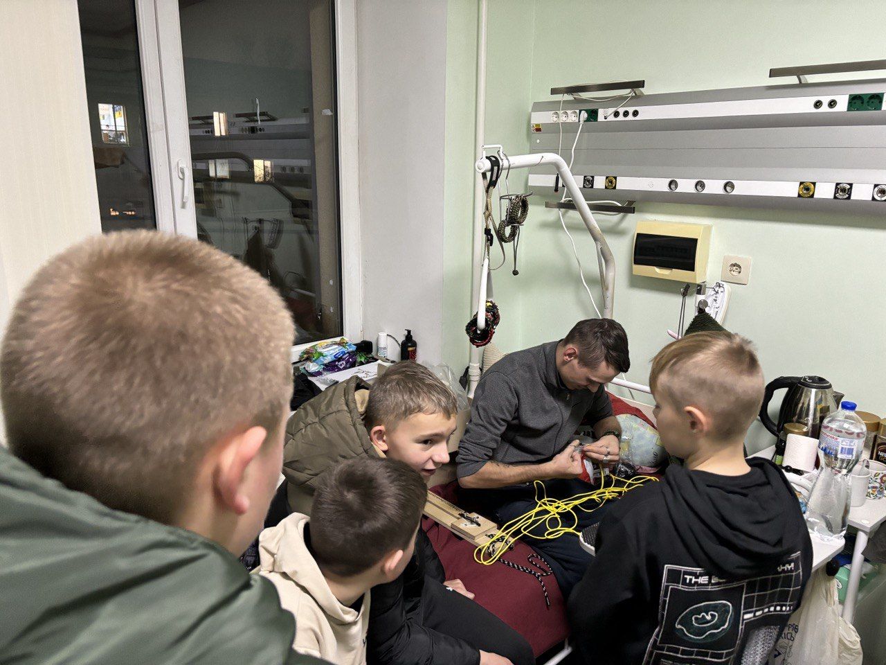 Новини Вінниці - фото з «Там багато хлопчиків, які втратили руки, ноги, зір». Учні 27-го ліцею відвідують поранених