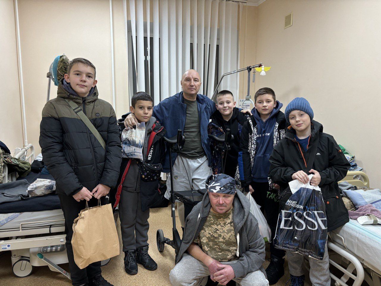 Новини Вінниці - фото з «Там багато хлопчиків, які втратили руки, ноги, зір». Учні 27-го ліцею відвідують поранених