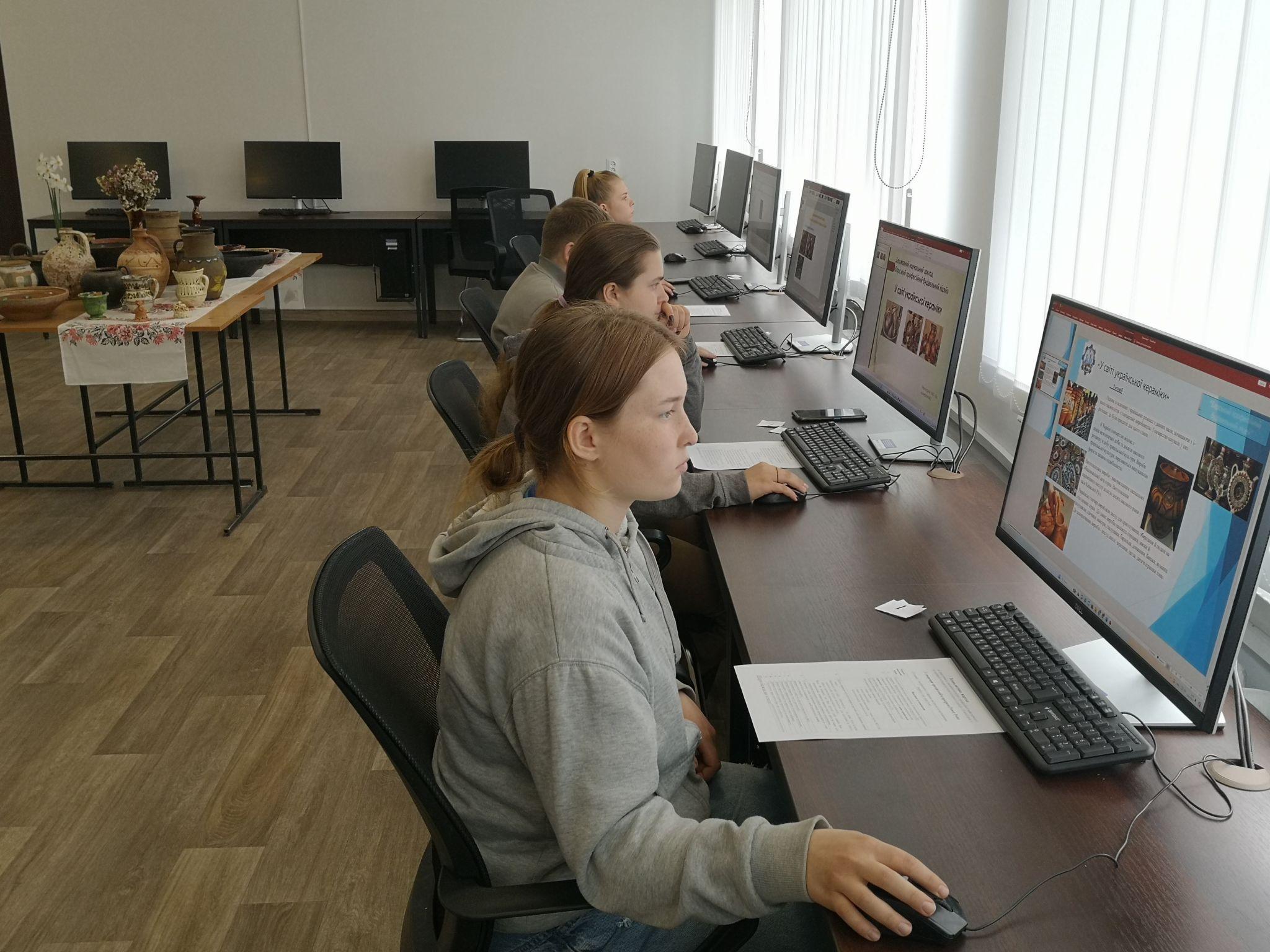 Новини Вінниці - фото з «Як зустрілася із засновником Вікіпедії»: вчителька з Бара подала до вільної енциклопедії понад 500 статей та 4000 фото