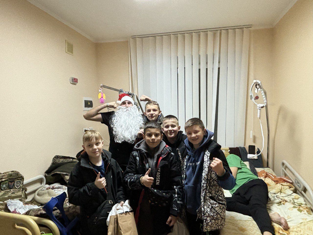 Новини Вінниці - фото з «Там багато хлопчиків, які втратили руки, ноги, зір». Учні 27-го ліцею відвідують поранених