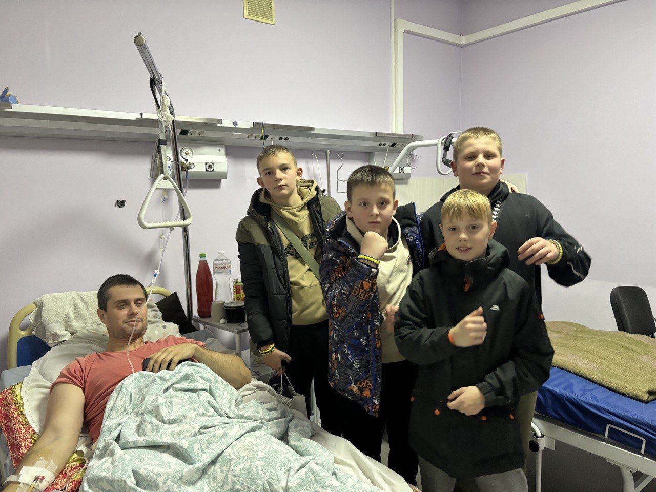 Новини Вінниці - фото з «Там багато хлопчиків, які втратили руки, ноги, зір». Учні 27-го ліцею відвідують поранених