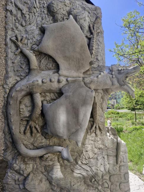 Новини Вінниці - фото з Балкон прикрасив міфічними істотами, а двір перетворив на окрасу району — розповідаємо про талановитого вінничанина