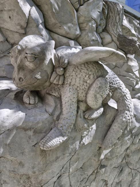 Новини Вінниці - фото з Балкон прикрасив міфічними істотами, а двір перетворив на окрасу району — розповідаємо про талановитого вінничанина