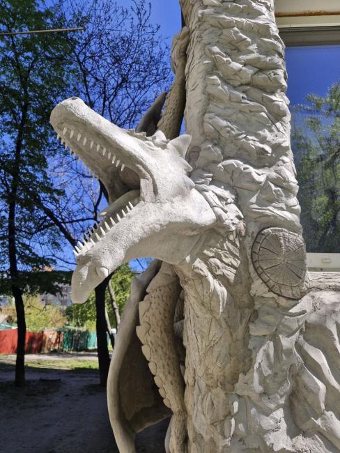 Новини Вінниці - фото з Балкон прикрасив міфічними істотами, а двір перетворив на окрасу району — розповідаємо про талановитого вінничанина