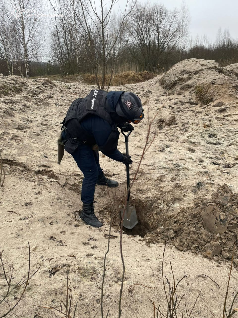 Новини Житомира - фото з Піротехніки ДСНС знешкодили боєприпас часів минулих війн, який перехожі виявили в одному з сіл Житомирського району