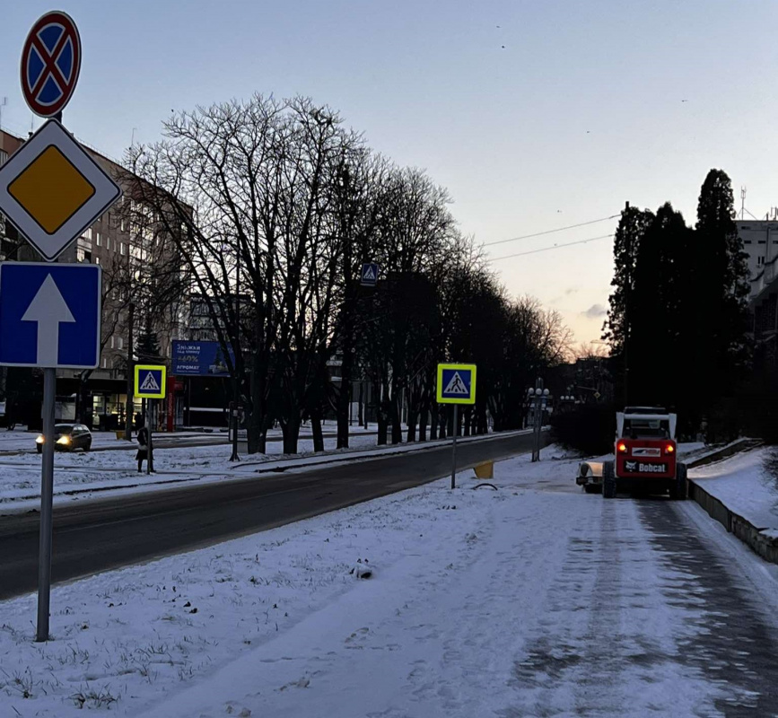 Новини Тернополя - фото з Як Тернопіль вночі від снігу розчищали. А у вашому дворі прибрали?