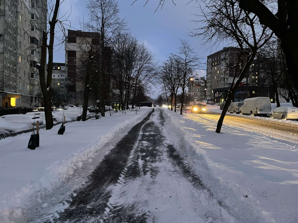 Новини Тернополя - фото з Як Тернопіль вночі від снігу розчищали. А у вашому дворі прибрали?
