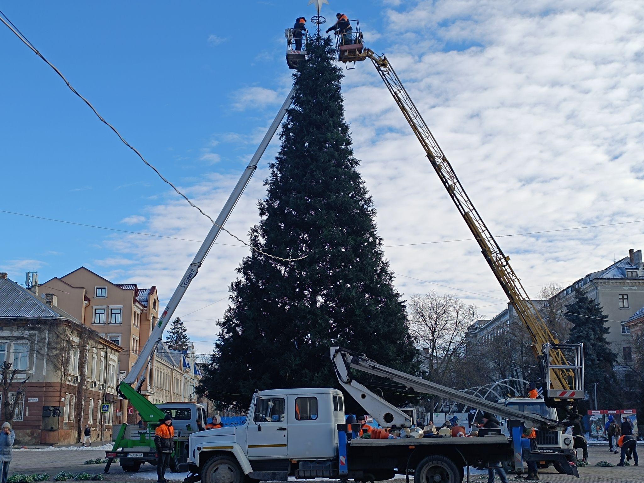 Новини Тернополя - фото з На Театральному майдані демонтують головну ялинку та різдвяну шопку