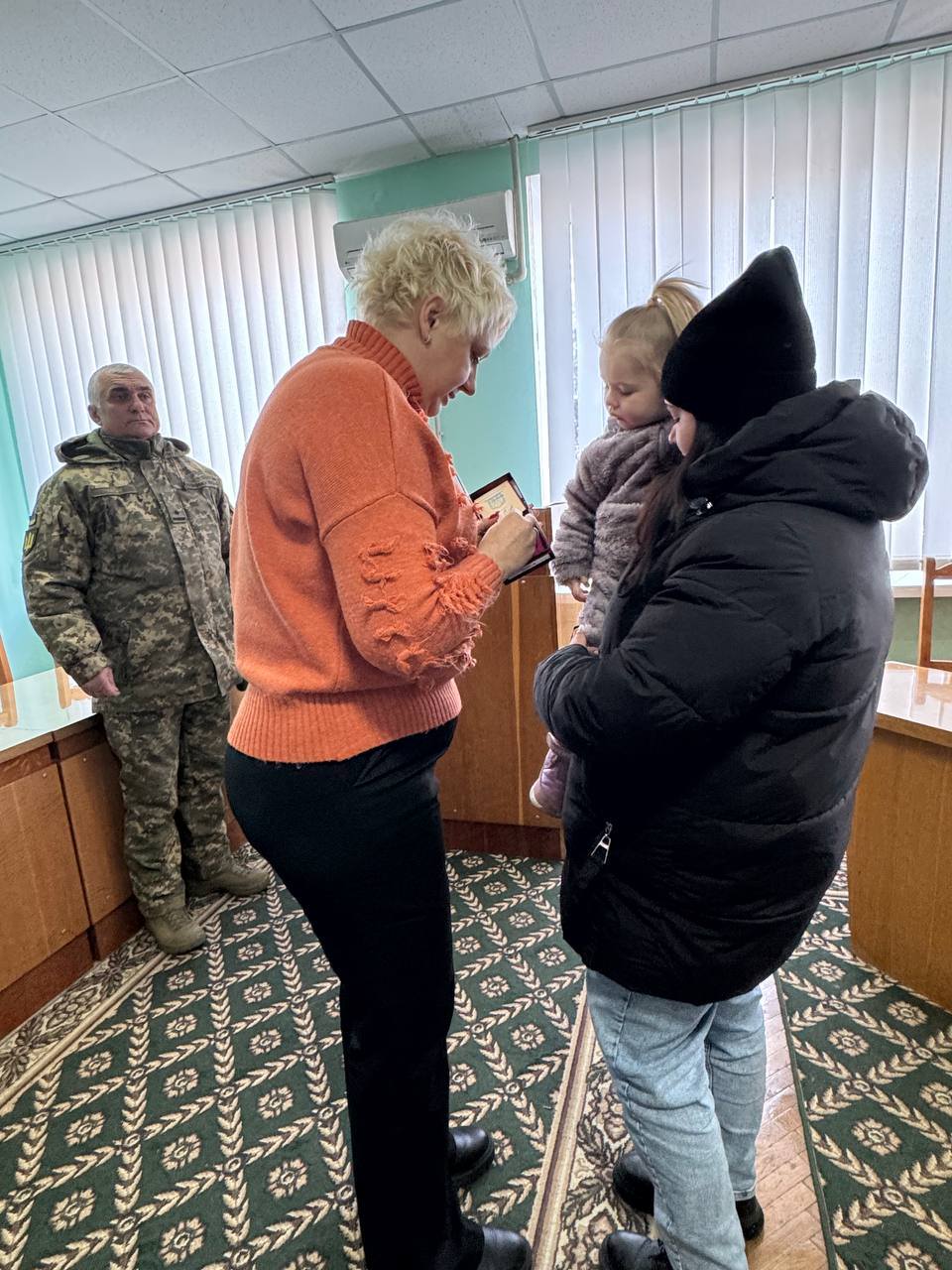 Новини Хмельницького - фото з Рідним загиблих воїнів з Хмельницького району вручили їх посмертні відзнаки