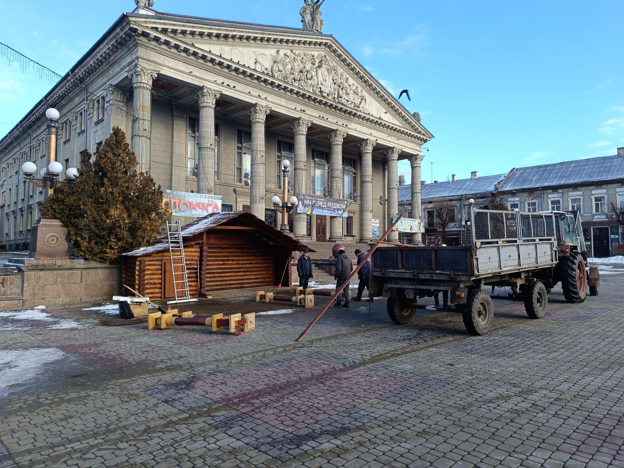 Новини Тернополя - фото з На Театральному майдані демонтують головну ялинку та різдвяну шопку