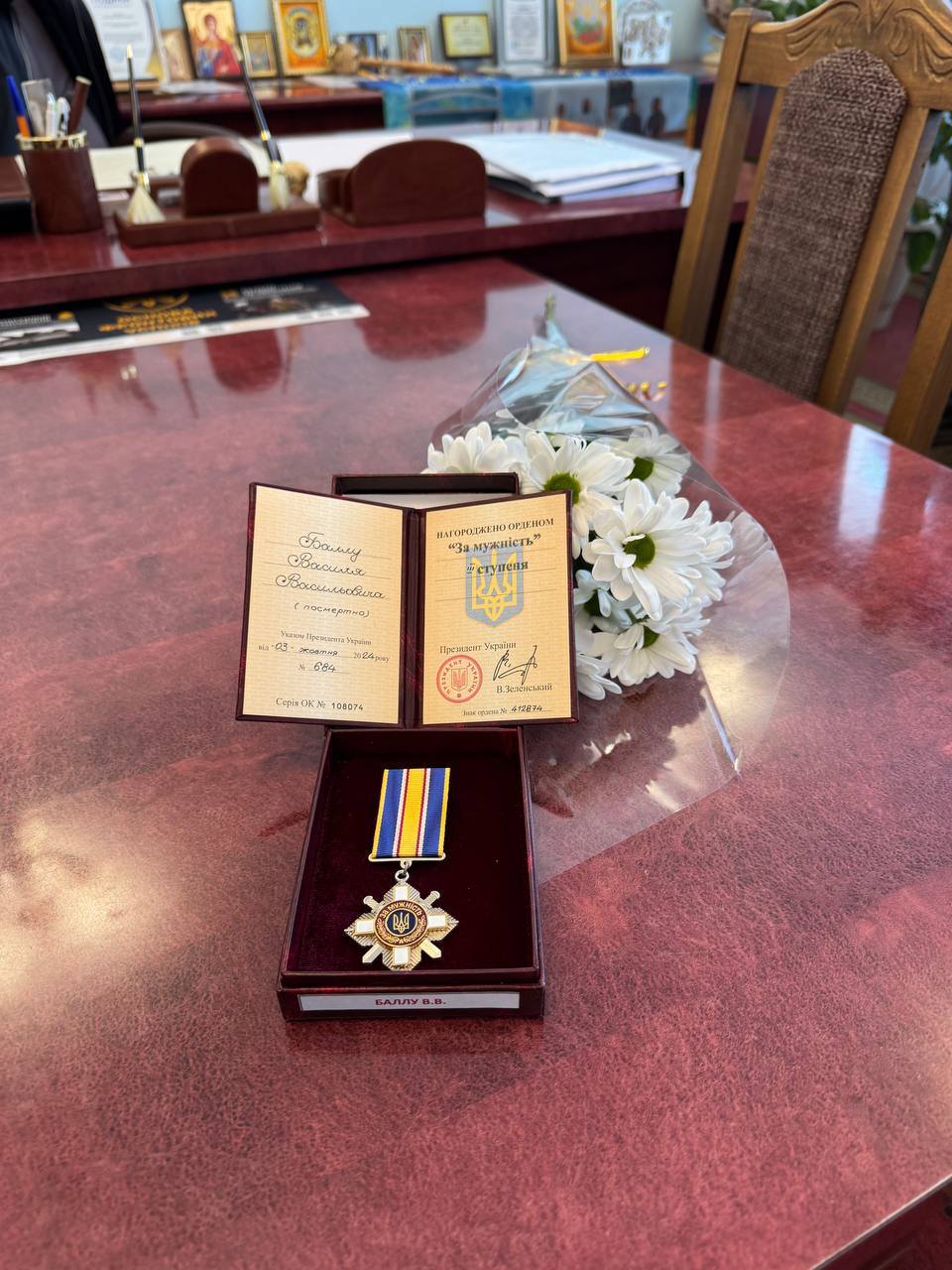 Новини Хмельницького - фото з Рідним загиблих воїнів з Хмельницького району вручили їх посмертні відзнаки