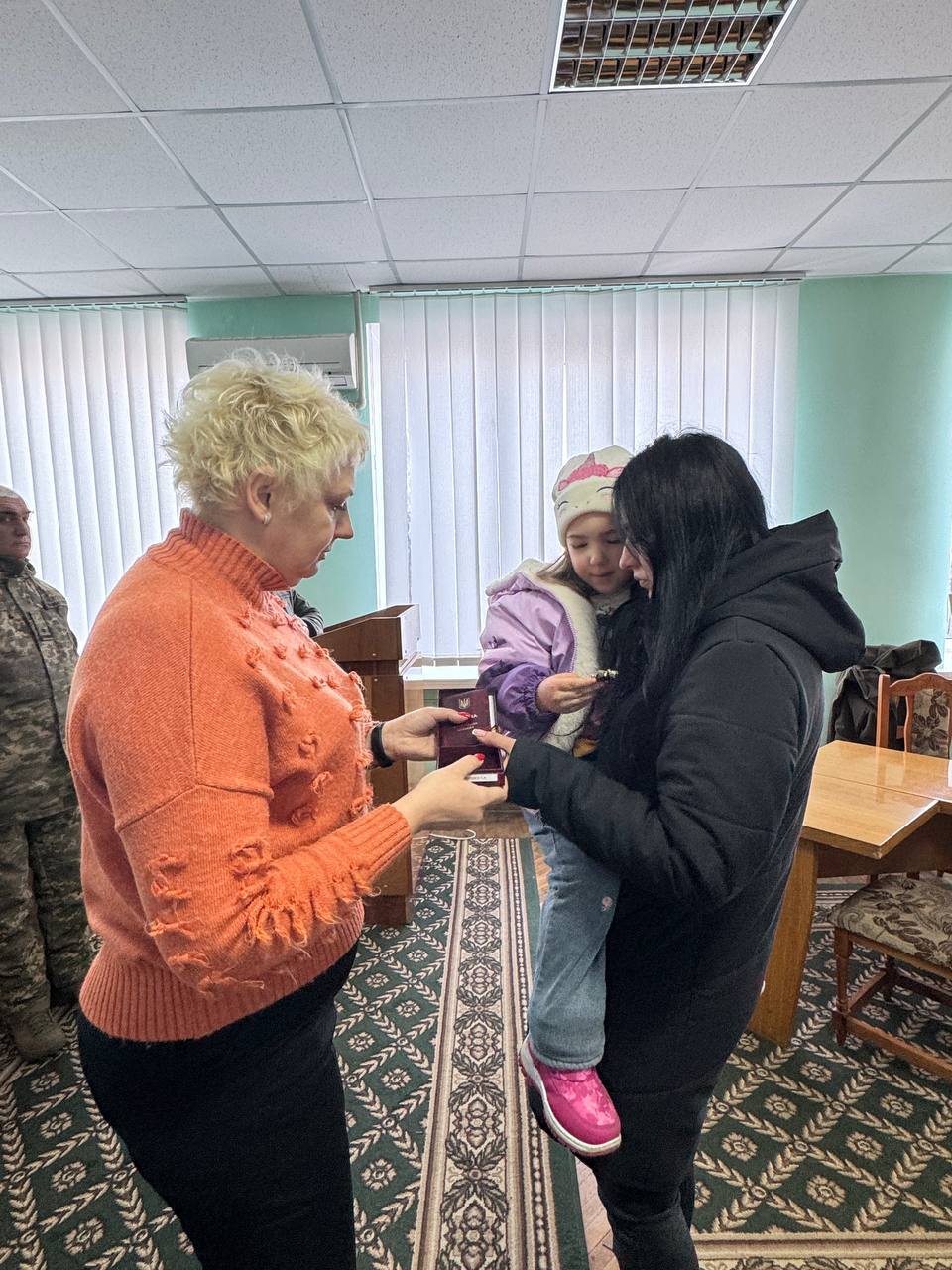 Новини Хмельницького - фото з Рідним загиблих воїнів з Хмельницького району вручили їх посмертні відзнаки