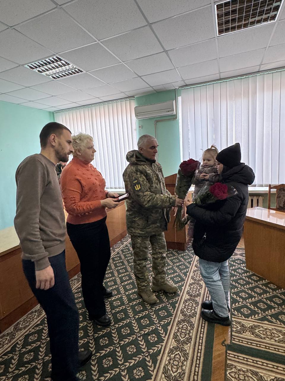 Новини Хмельницького - фото з Рідним загиблих воїнів з Хмельницького району вручили їх посмертні відзнаки